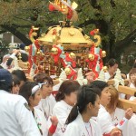 銀閣寺では、午後四時頃に町の人たちの神輿が通りました。子ども神輿、女神輿、男神輿とあり、中々に賑やかなイベントでした。